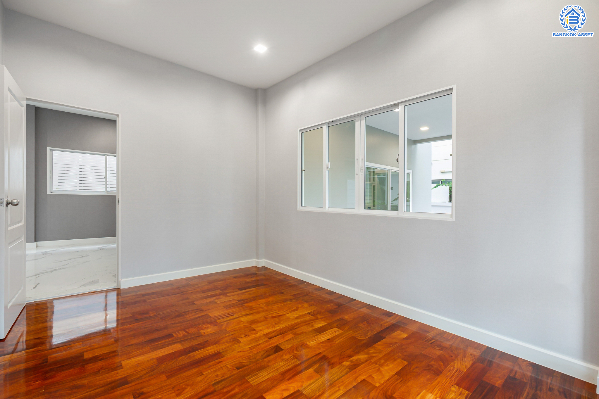 บ้านมือสองตกแต่งใหม่ แบรนด์สุดหรูจาก SC ASSET ม.บางกอกบูเลอวาร์ด สาทร-ปิ่นเกล้า ถนนเมน เนื้อที่ 72.7 ตร.ว. กว้างขวางบนพื้นที่ใช้สอยกว่า 311 ตร.ม. ฟังก์ชันจัดเต็ม 4 ห้องนอน 4 ห้องน้ำ (ห้องนอนทุกห้องมีห้องน้ำในตัว) จอดรถได้ 3 คัน บนทำเลใจกลางราชพฤกษ์ ใกล้ทางด่วน "ศรีรัช" พร้อมเชื่อมสู่สาทร-ปิ่นเกล้า ได้อย่างรวดเร็ว